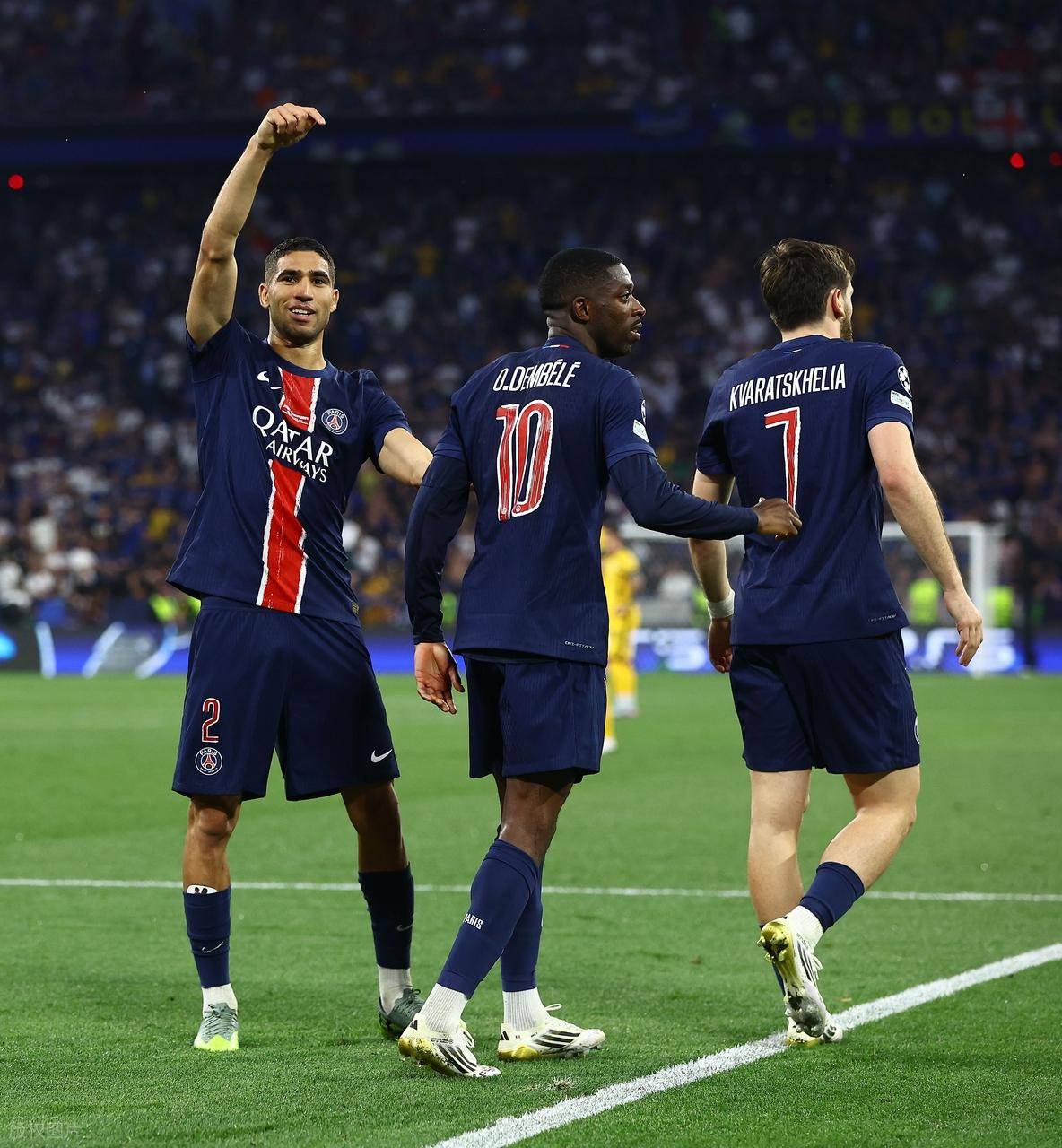 双方在中场 双方在中场