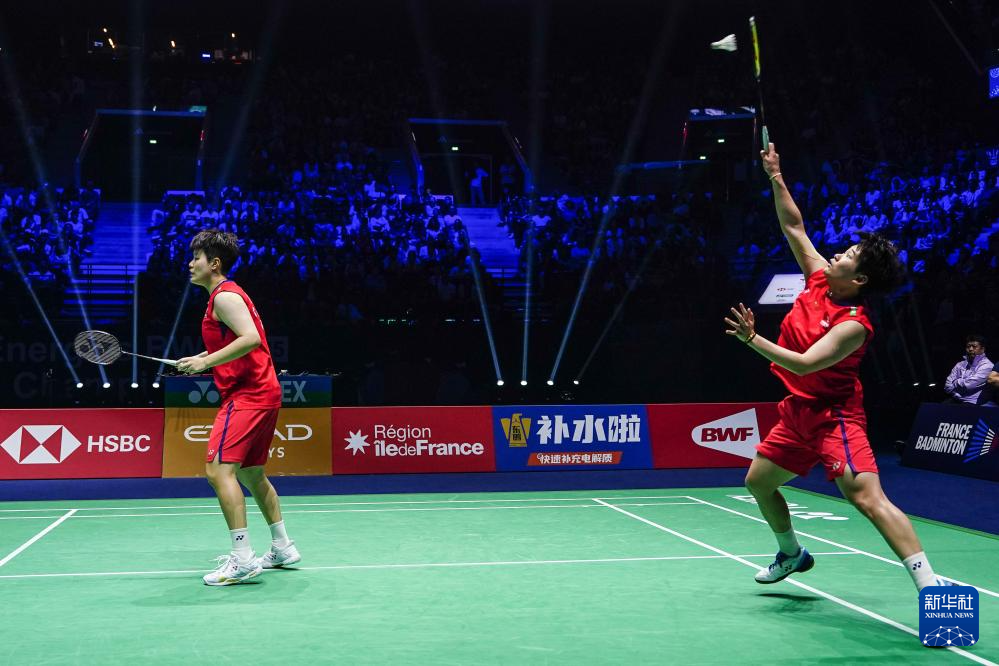 他紧握的拳 他紧握的拳